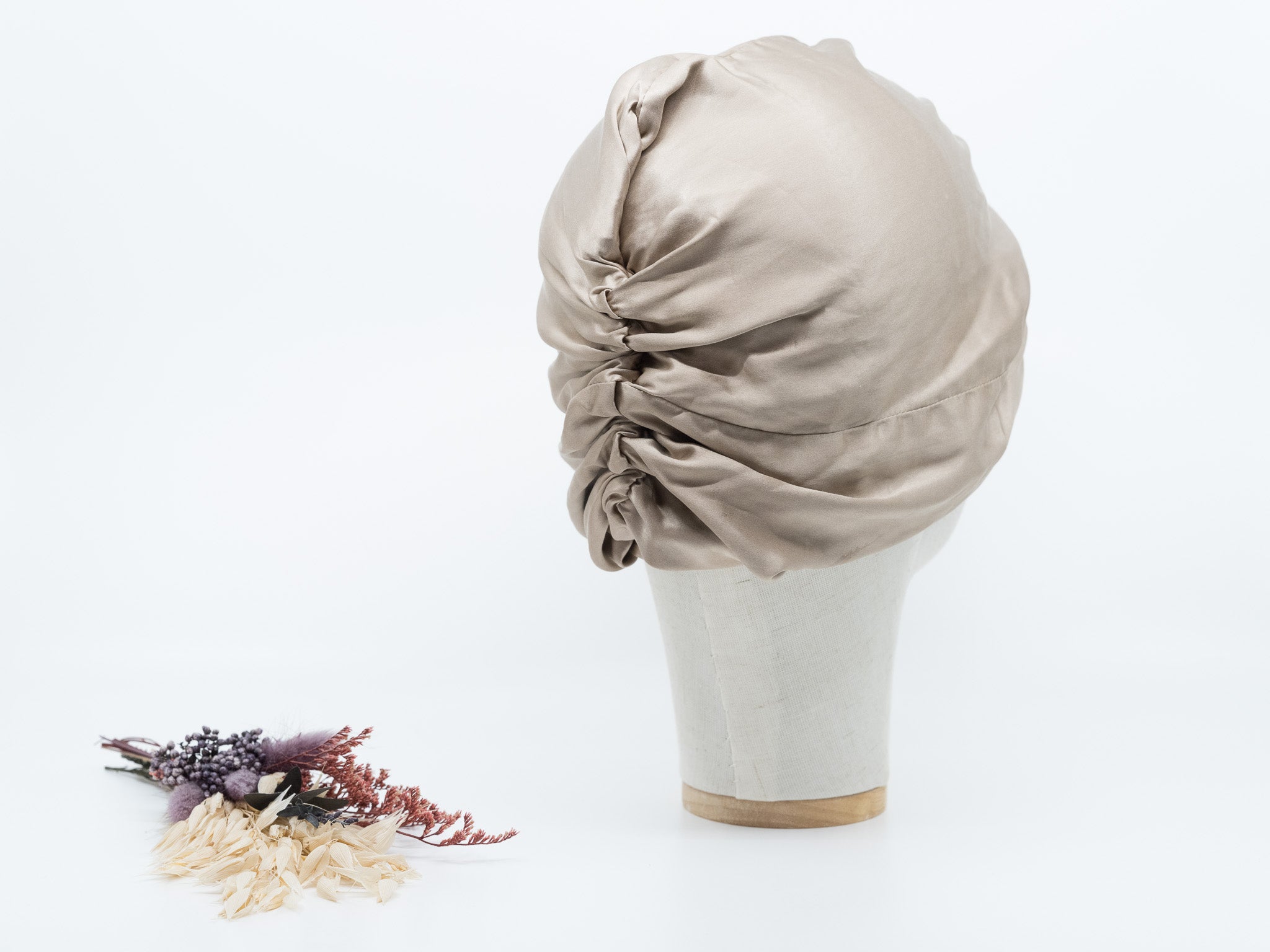 Bonnet en soie au design universel