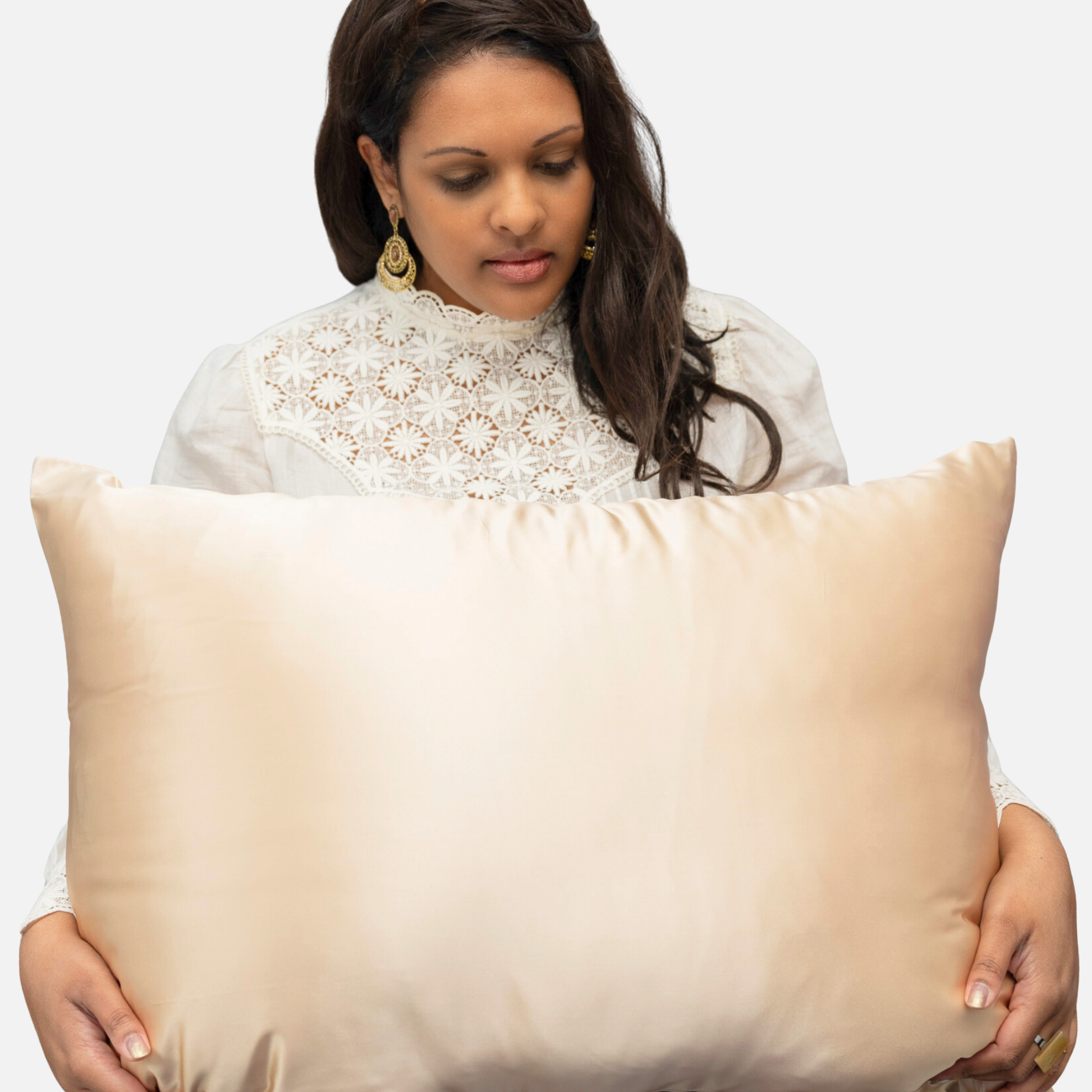 Oreiller en soie 50x70 porté par modele feminin