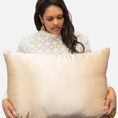Oreiller en soie 50x70 porté par modele feminin