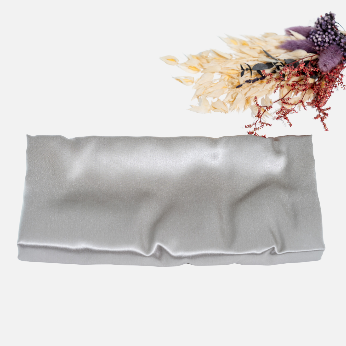 Taie d'oreiller en soie 22 Momme couleur gris argent 65x65 pliée