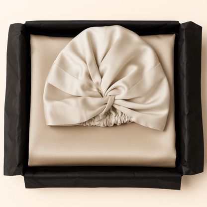 Coffret beauté ouvert avec taie et turban en soie champagne, papier de soie – Ade’Soie